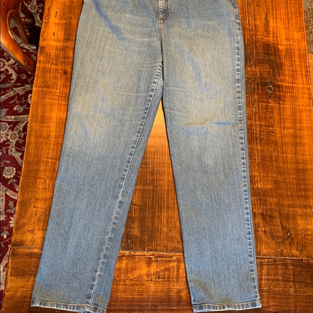 Gloria Vanderbilt light wash denim jeans, size 16 Average - straight leg
